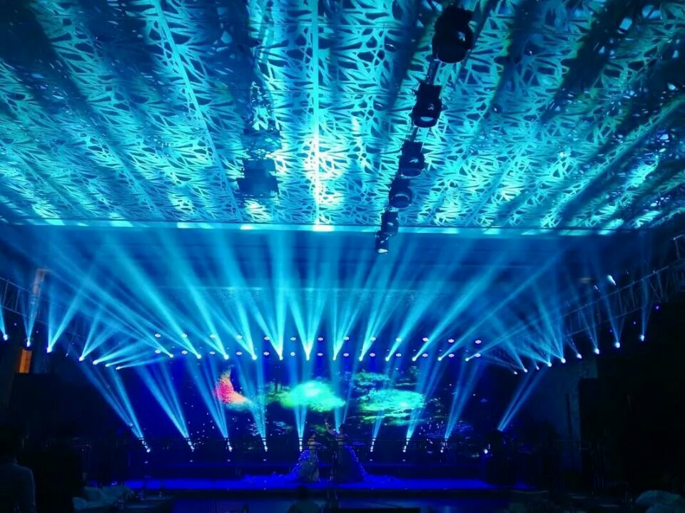 Sicheng stage lighting Sichuan banquet hall main 230W shaking his head beam light sound engineering project