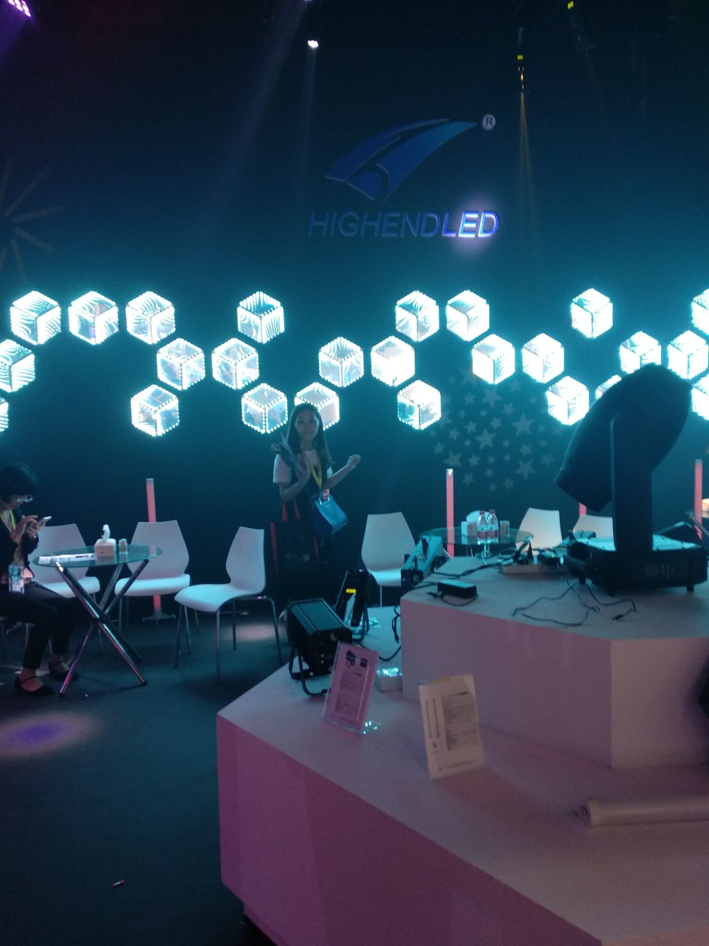 2018年广州国际灯光音响展各商家的舞台灯光设备精彩纷呈展现效果图