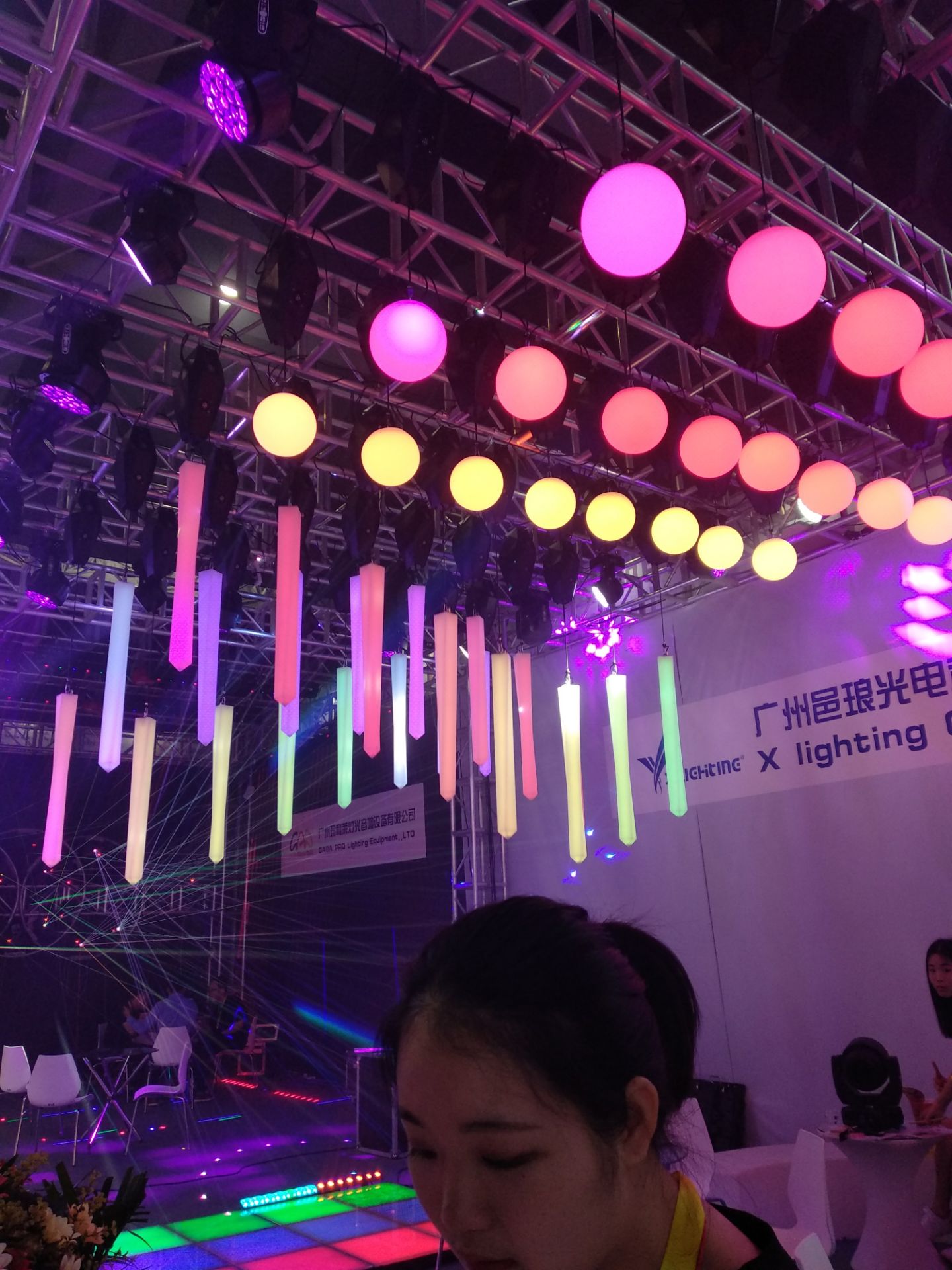 2018年广州国际灯光音响展各商家的舞台灯光设备精彩纷呈展现效果图